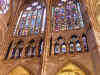 PC150065leon catedral vidrieras nave central desde otro angulo.JPG (94632 bytes)